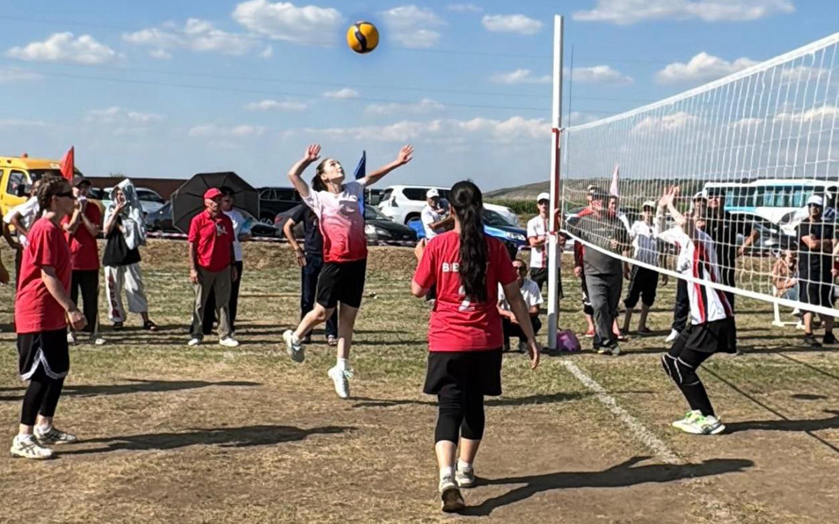 Страсти кипели и на волейбольной площадке