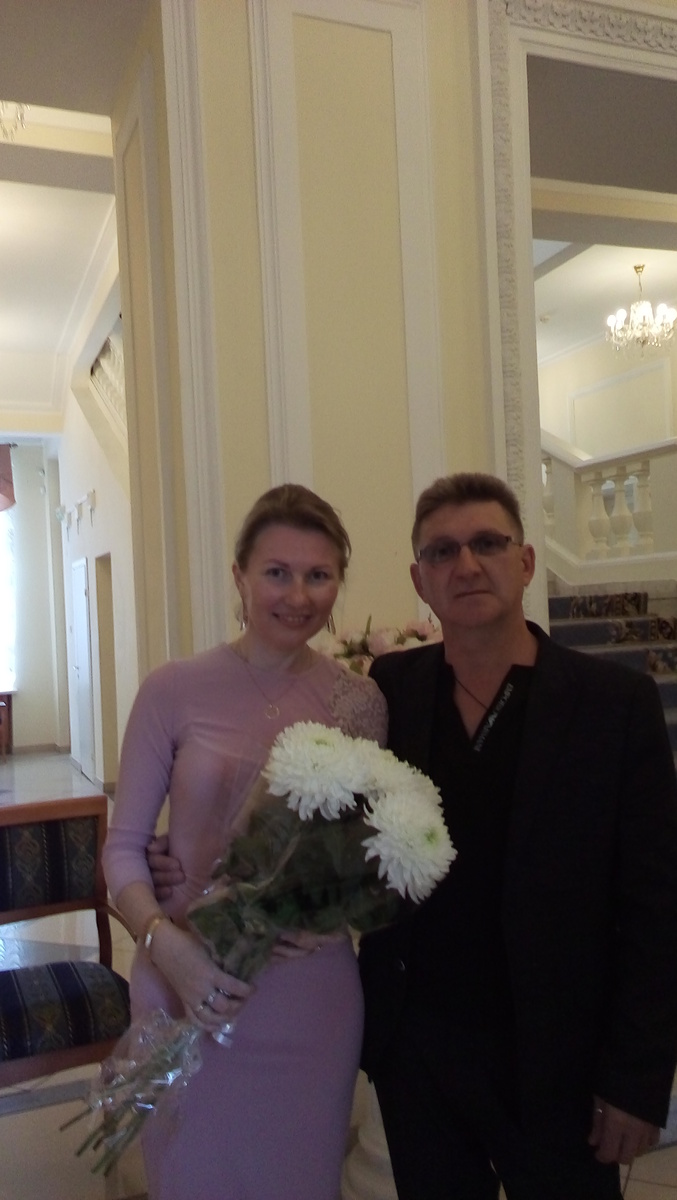 В загсе, восемь лет назад