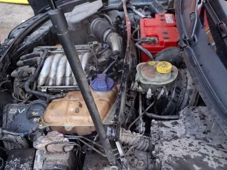     Audi загорелась около жилого дома в Мурманске. Фото: пресс-служба управления по ГОЧС и ПБ Мурманской области.