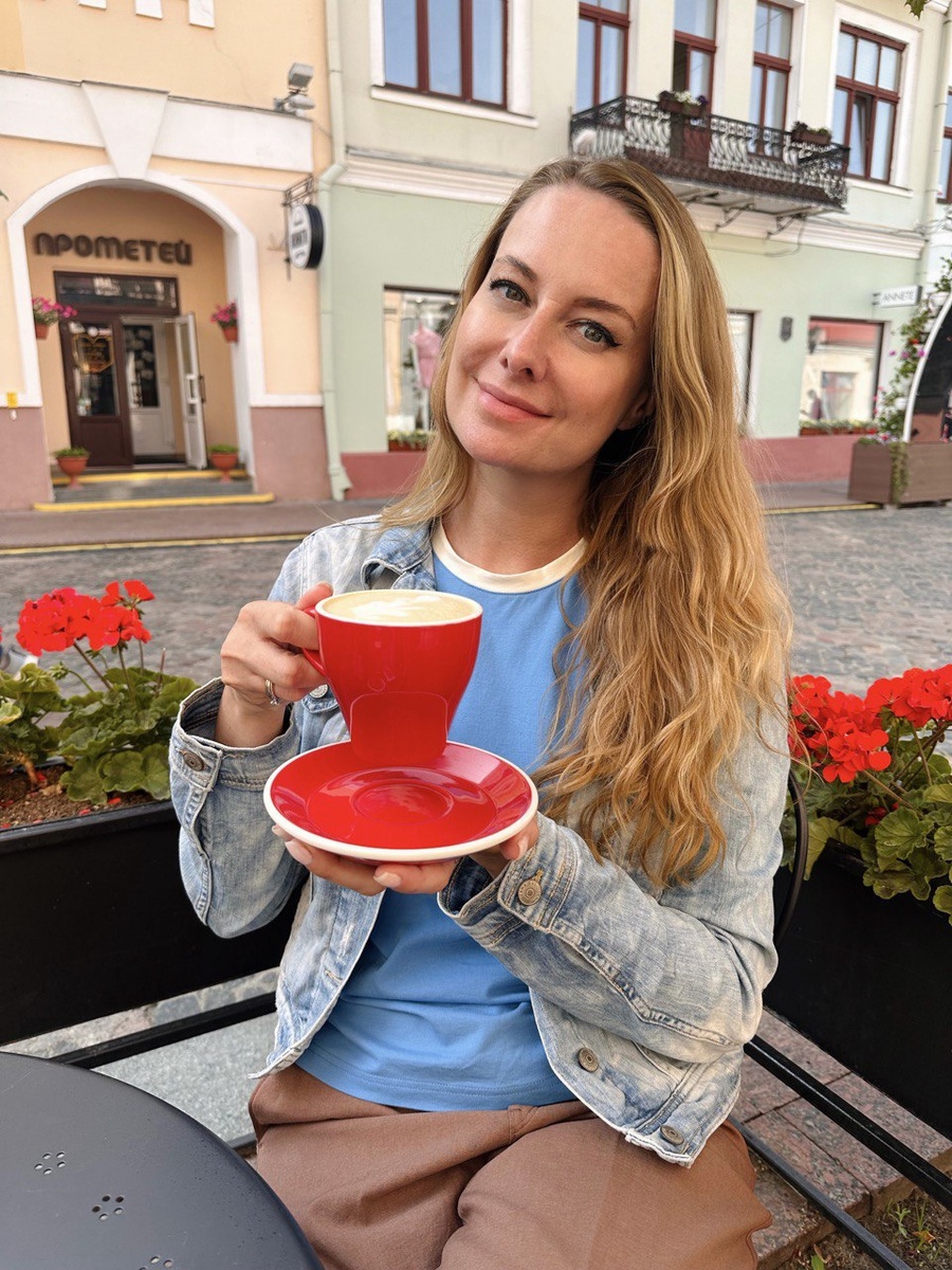 На фото ведущая прогноза погоды на канале ТВЦ Алена Дублюк