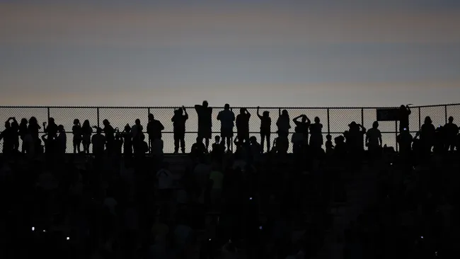 Небо темнеет во время полного солнечного затмения, как, например, 8 апреля 2024 года,            но не над всей планетой.