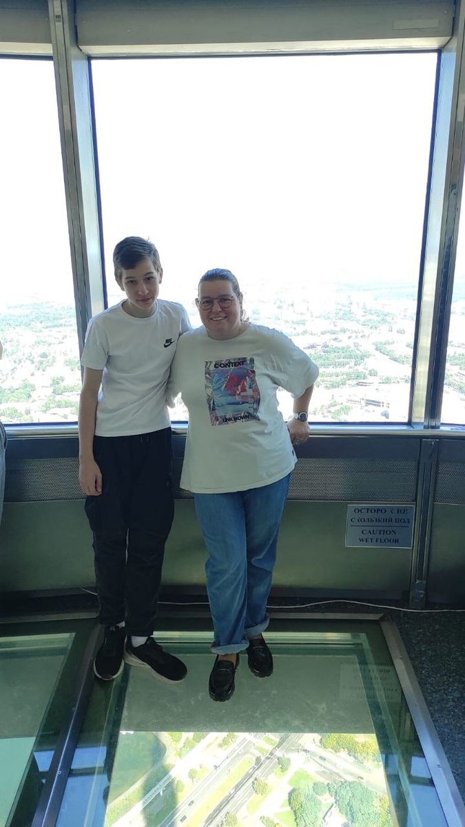 Я боюсь высоты. А младший сын прям затащил меня на этот стеклянный пол. 