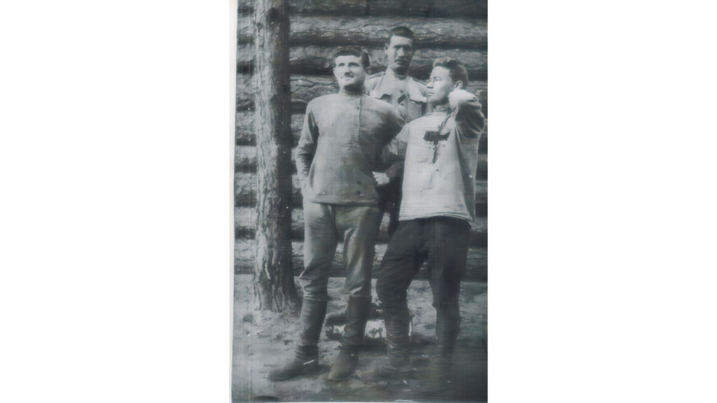    Казаки на фронте. С.А. Миненко предположительно крайний справа (с тремя Георгиевскими крестами). Знамя Труда