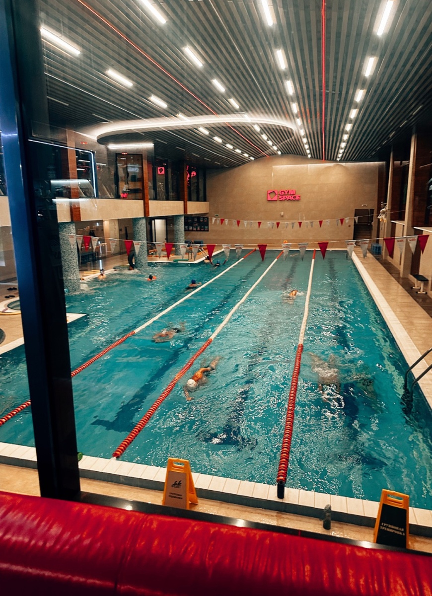 Летом в бассейне очень здорово. Людей мало и вечером можно вообще плавать на дорожке в полном одиночестве 🫶🏻