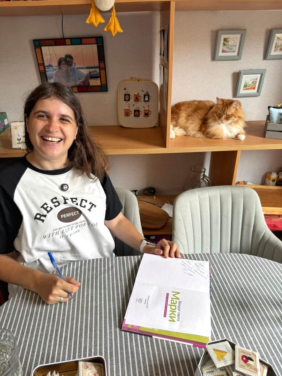 Мы с Ричардом подписываем книгу для Марины и её пушистого друга Фердинанда