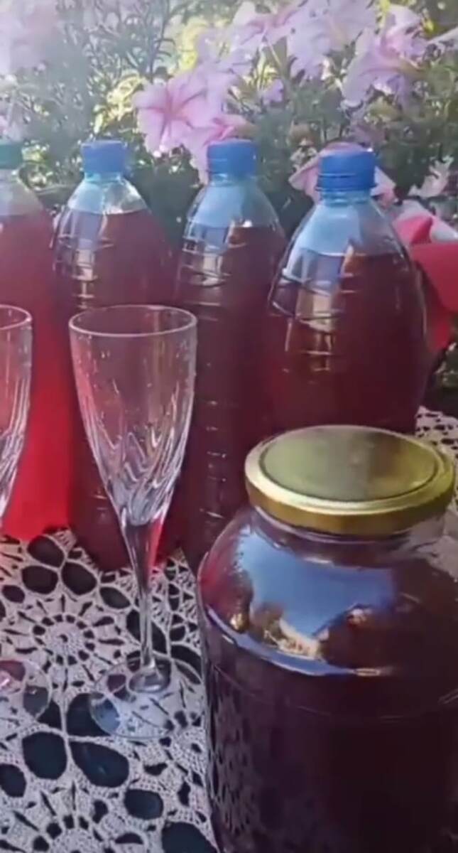 При хранении в холодильнике или подвале, срок годности домашнего вина из малины – до 5-ти лет.