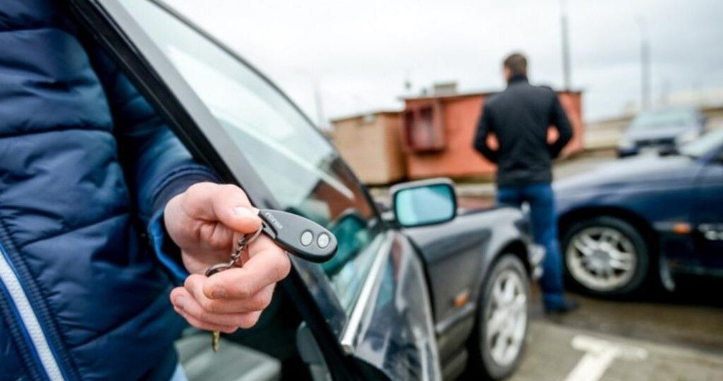 Продал машину, а теперь покупатель требует деньги назад: как быть?