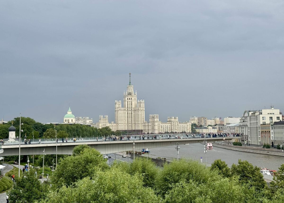 вид на парящий мост со стороны парка Зарядье