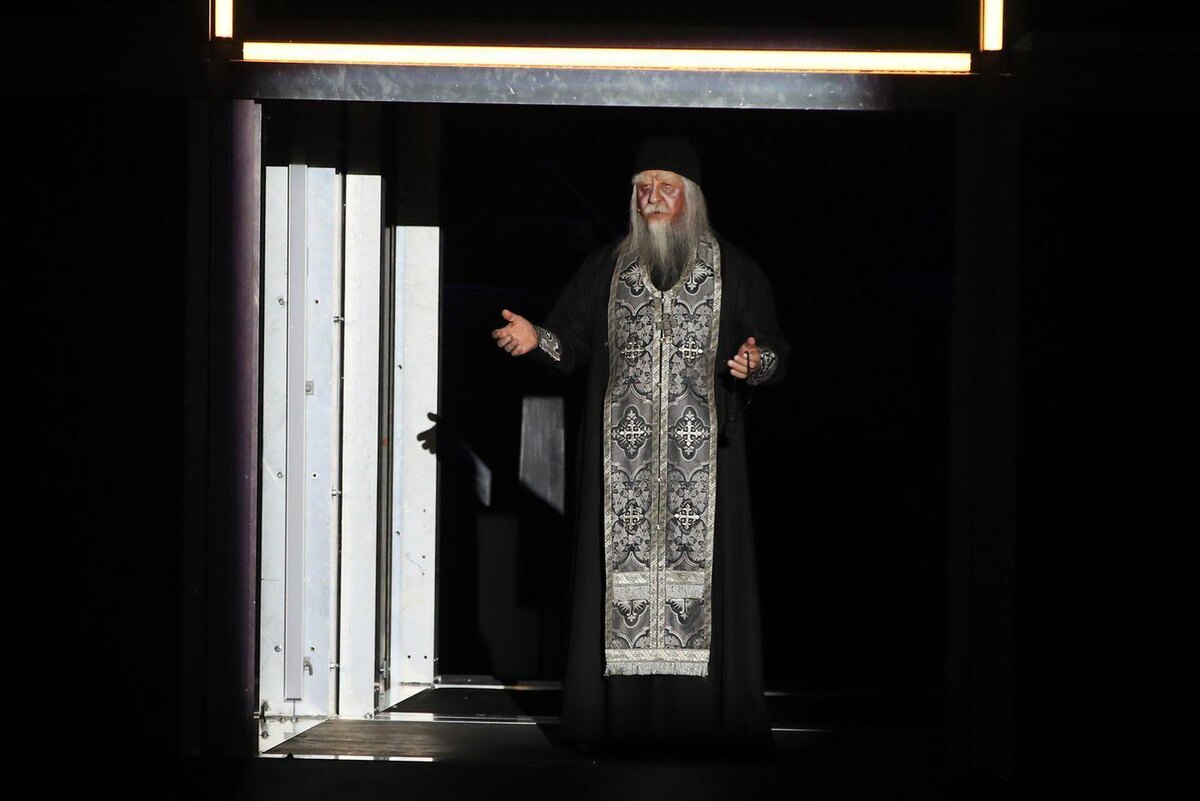 Леонида Якубовича можно увидеть и на театральной сцене. Например, в роли старца Никандра в спектакля "Лавр" по роману Евгения Водолазкина. Василий Кузьмичёнок / АГН "Москва" 
