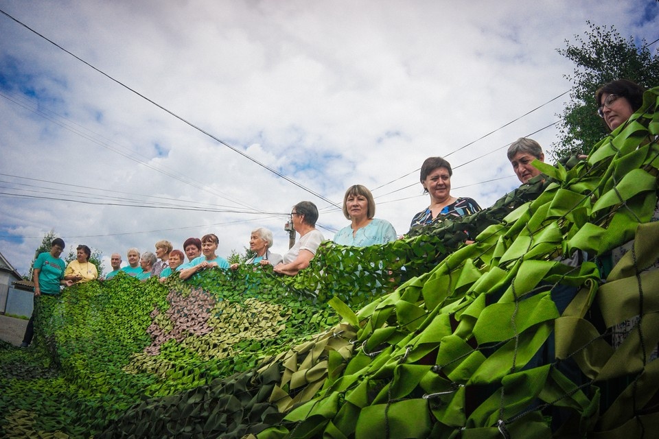    Больше двух лет волонтеры «Красного Коммунара» делают носилки, шьют белье, мочалки, сушат овощи для супов и даже делают карманные талисманы на удачу. Яна Вежлева