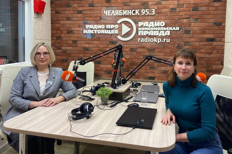 Ольга Цейликман (слева) и ведущая "Радио наука"  Анна Таскаева в студии радио "Комсомольская правда - Челябинск"

Фото: Личный архив героя публикации.
