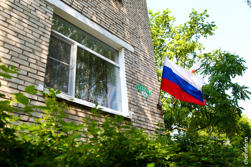    Садик "Золотой петушок" на Беляева, 14 был построен в 1974 году. За полвека большую часть окон в здании не меняли ни разу.