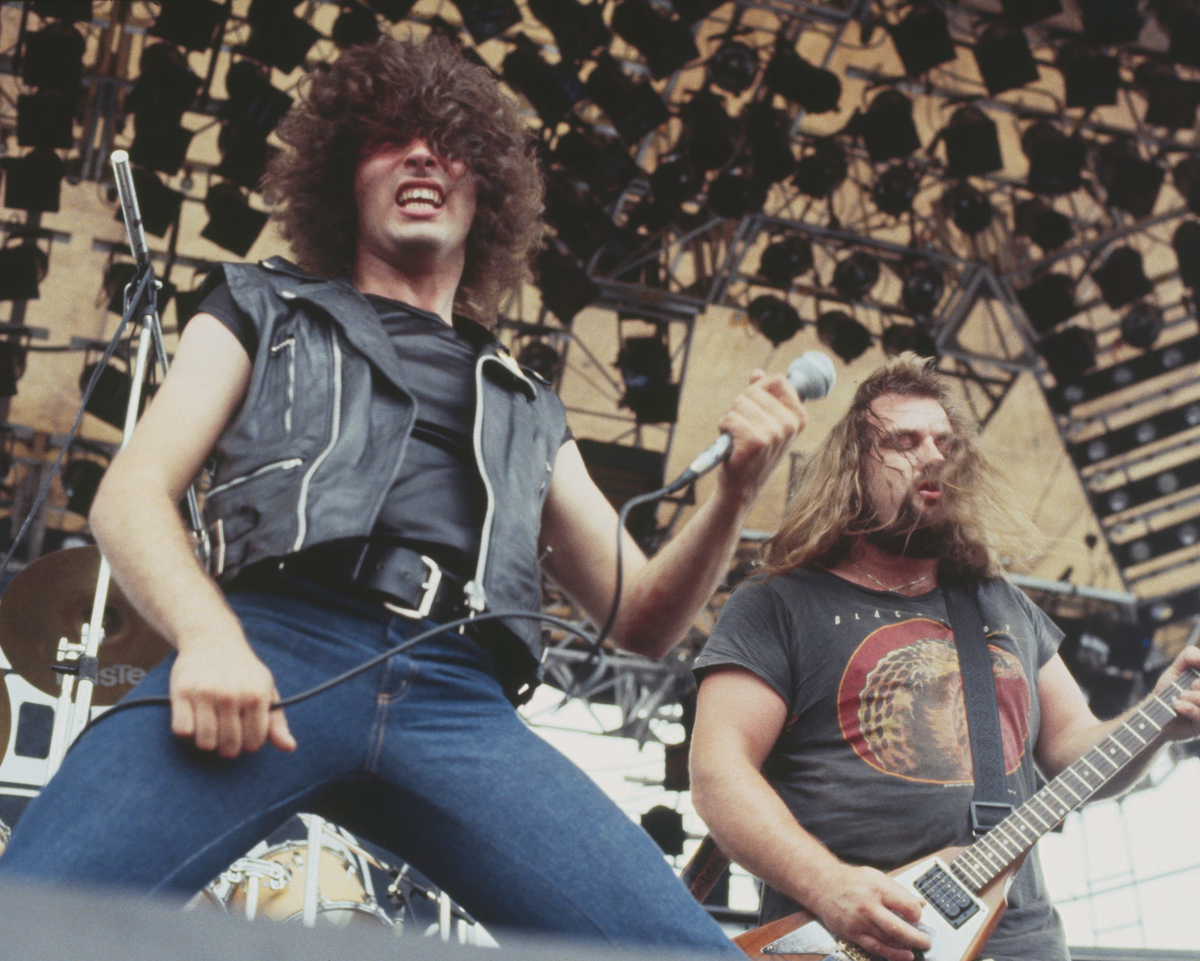 Пол Марио Дэй и гитарист Кенни Кокс выступают с More на фестивале Monsters of Rock в 1981 году. Фото: Майкл Путленд/Getty Images