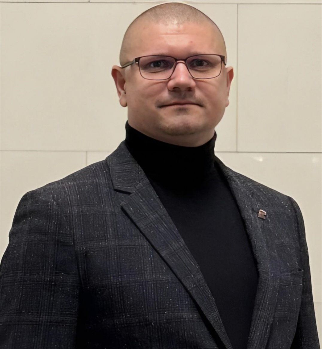 И, конечно же, это я — настоящий. 👋