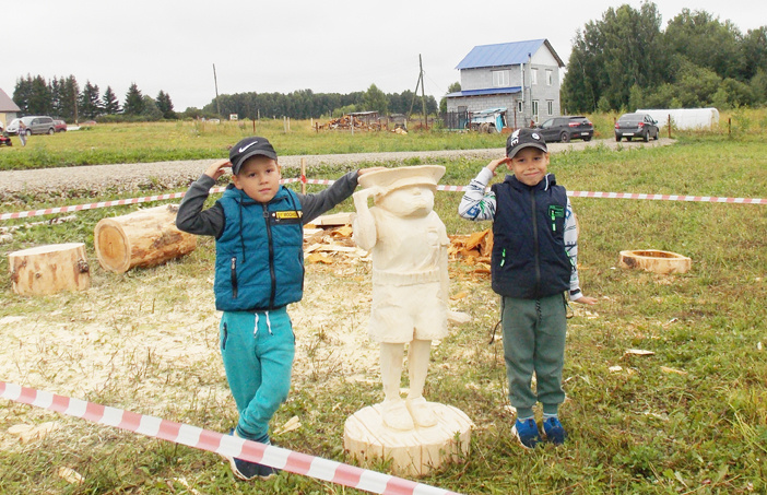 Мальчишкам приглянулась скульптура юного «сына полка», которую за два дня создал Александр Черемухин