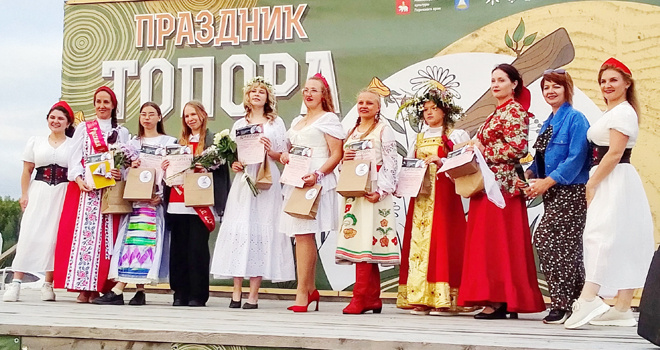 
Участницы конкурса «Русская краса», который проводился на фестивале в Зарубино. Вторая слева – победительница конкурса Анна Горбунова из Филипповки