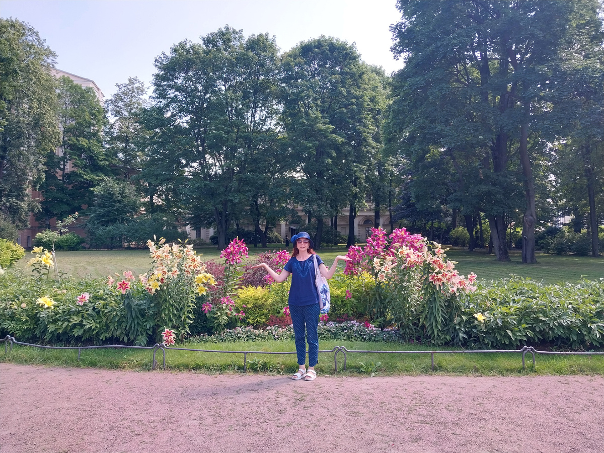 в детстве я сперва говорила "Анечкин мост и дворец", потом ударяла на А,но сейчас поумнела и говорю верно: - Ани́чков дворец (и мост, и сад:)