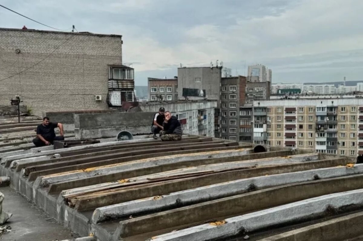    Мэр Новокузнецка на крыше проверил, как подрядчики не успевают с ремонтом