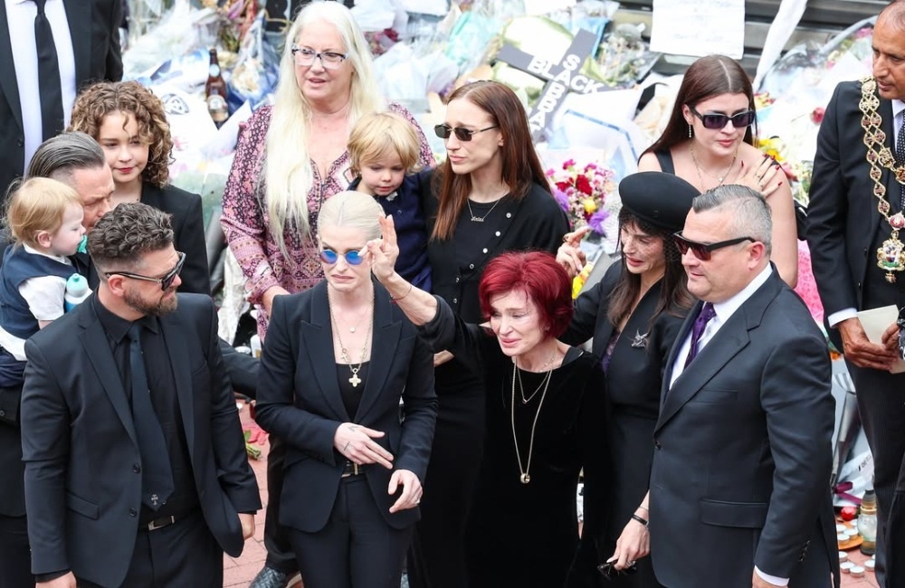     Семья Оззи Осборна на прощании с музыкантом / Фото: страницы Оззи Осборна в соцсетях