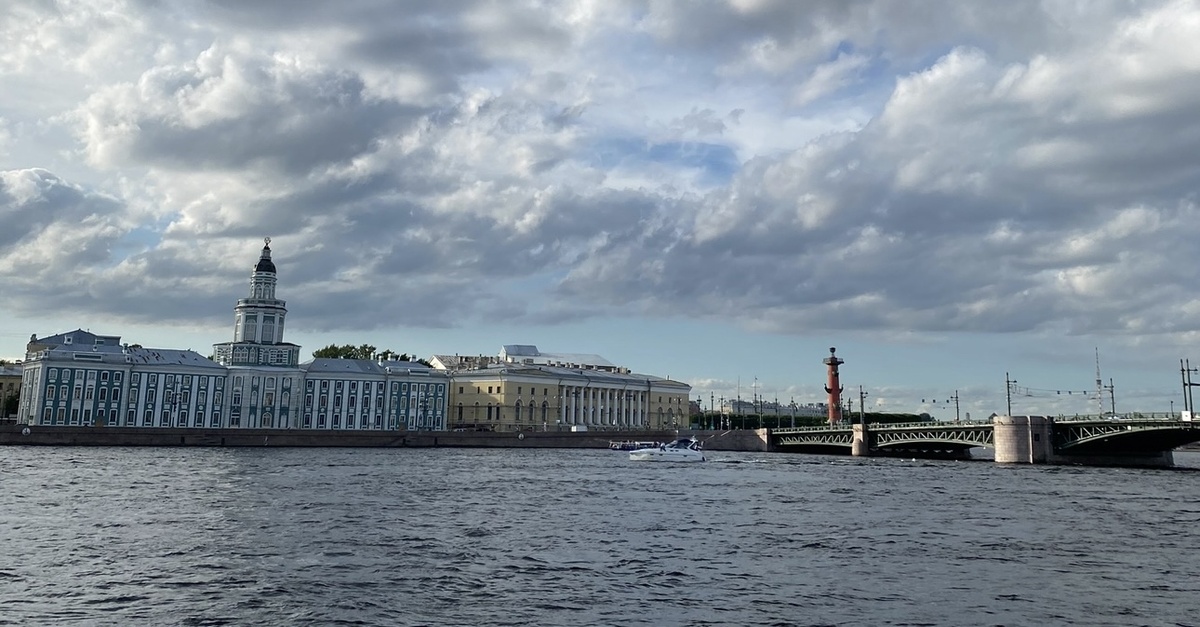 Вид с английской набережной на дворцовый мост