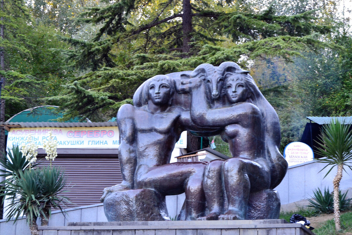 Вход в Новоафонскую пещеру в Абхазии