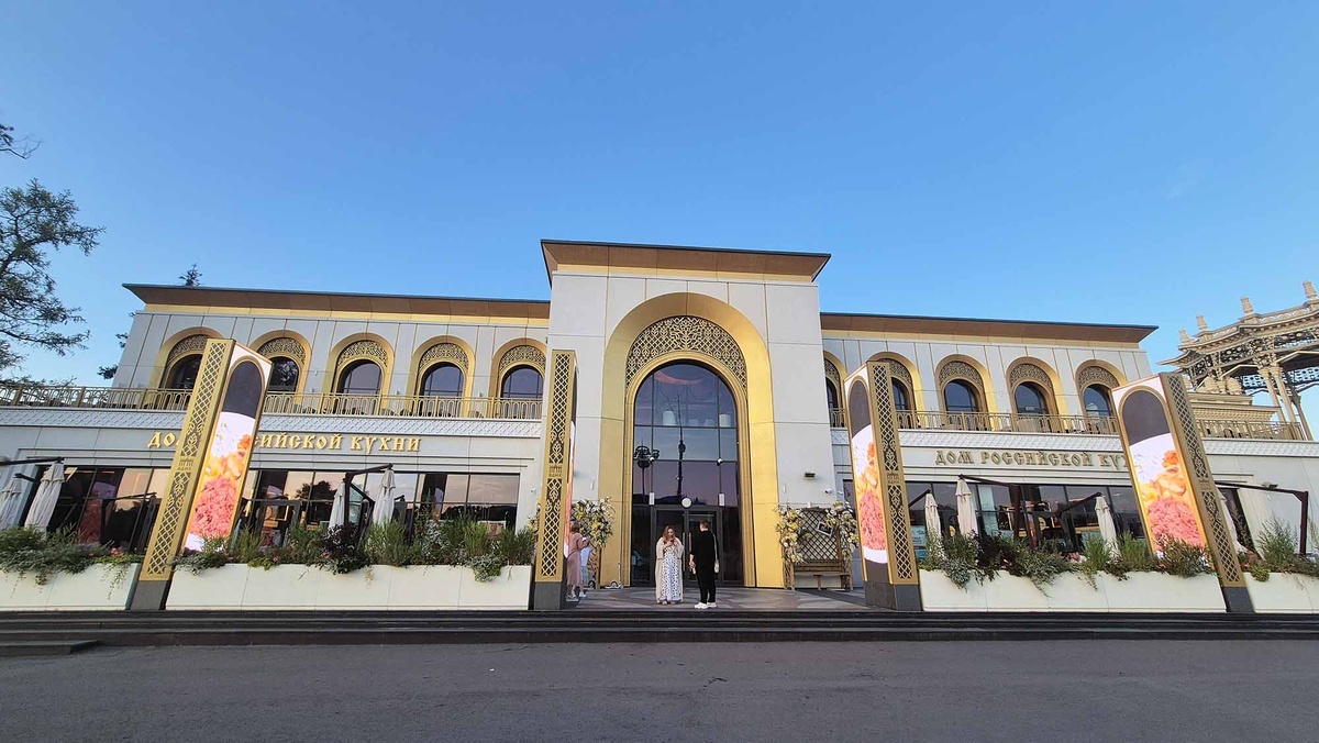 Для Дома Российской Кухни построили отдельный павильон на ВДНХ. Он находится рядом с павильоном "Узбекистан" напротив фонтана Дружбы народов. Листайте галерею, чтобы увидеть ещё фото 