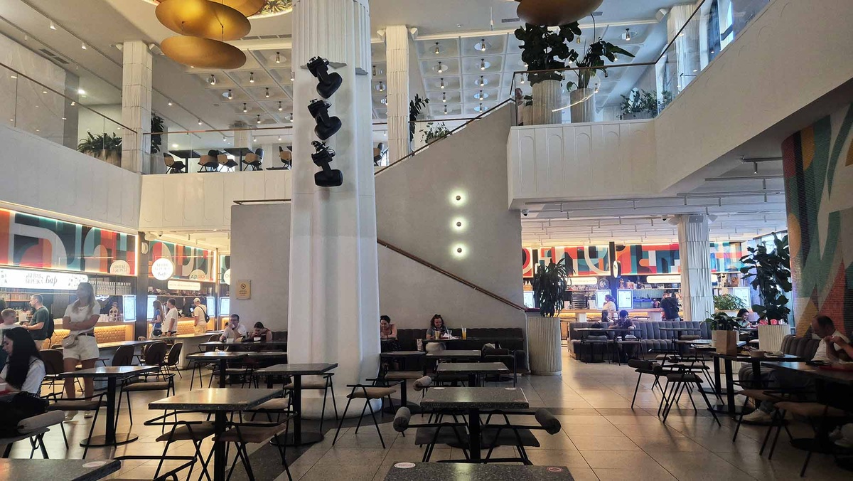 Внутри стильный интерьер и много посадочных мест