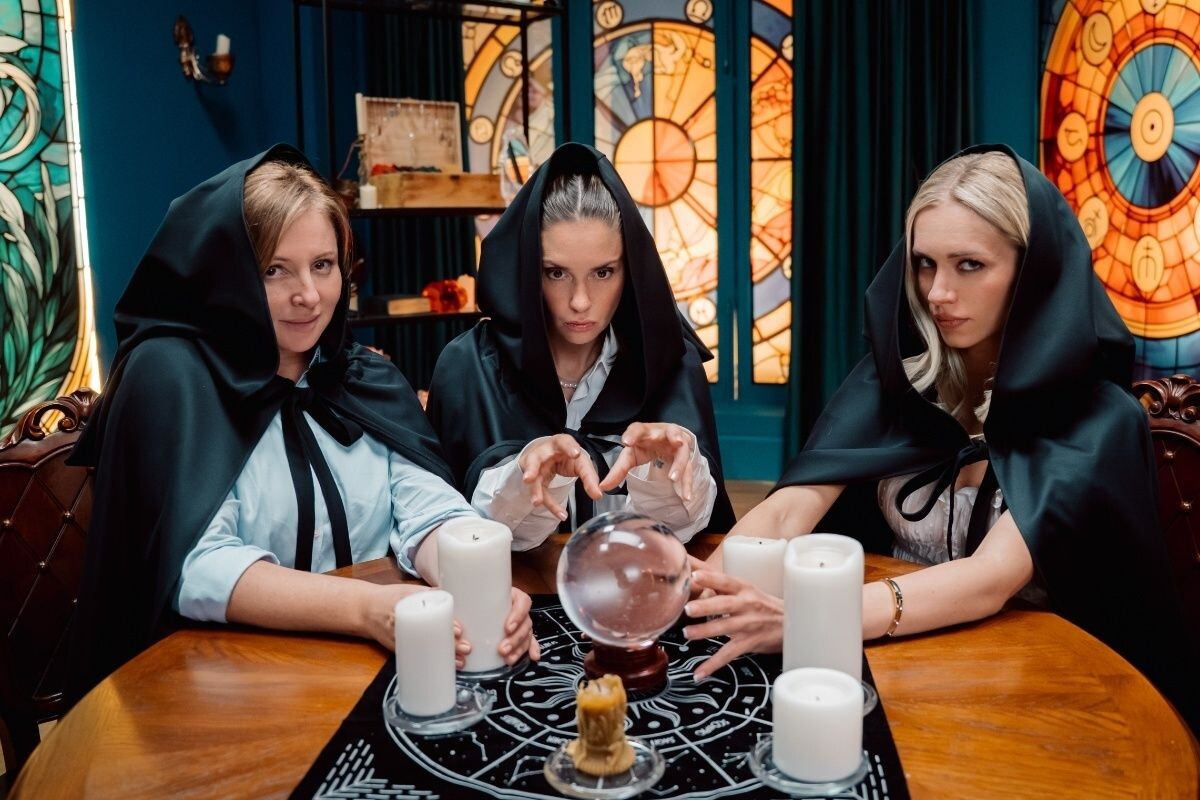 Анна Банщикова, Агата Муцениеце и Валерия Астапова на съемках сериала «Химкинские ведьмы»