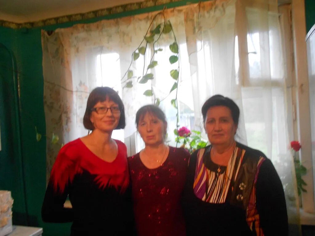 На фото Наташа  посреди. 