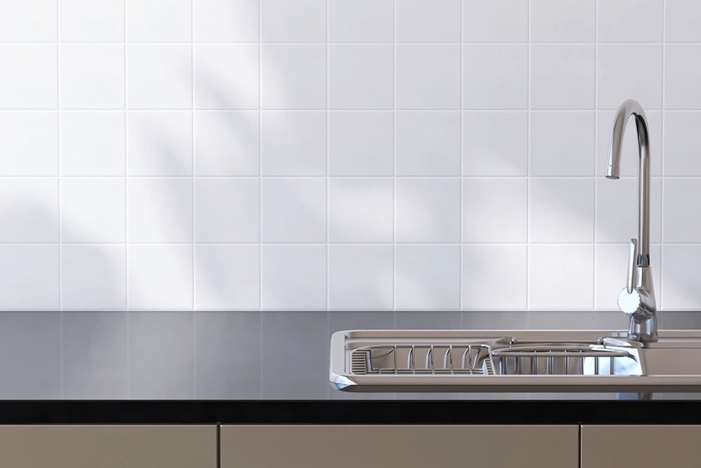    Светлый фартук - базовое решение для любого стиля. / Фото: iStock