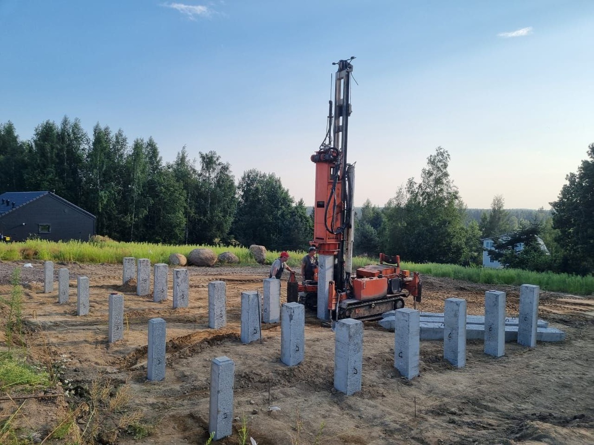 На этом участке очень сложный грунт, поэтому для фундамента будущего дома используются и сваи, и железобетонная плита