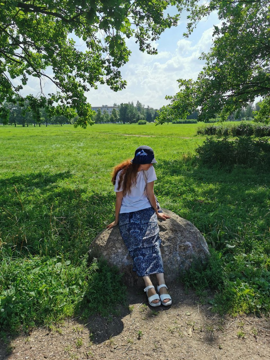 пригорюнилась на камушке:)