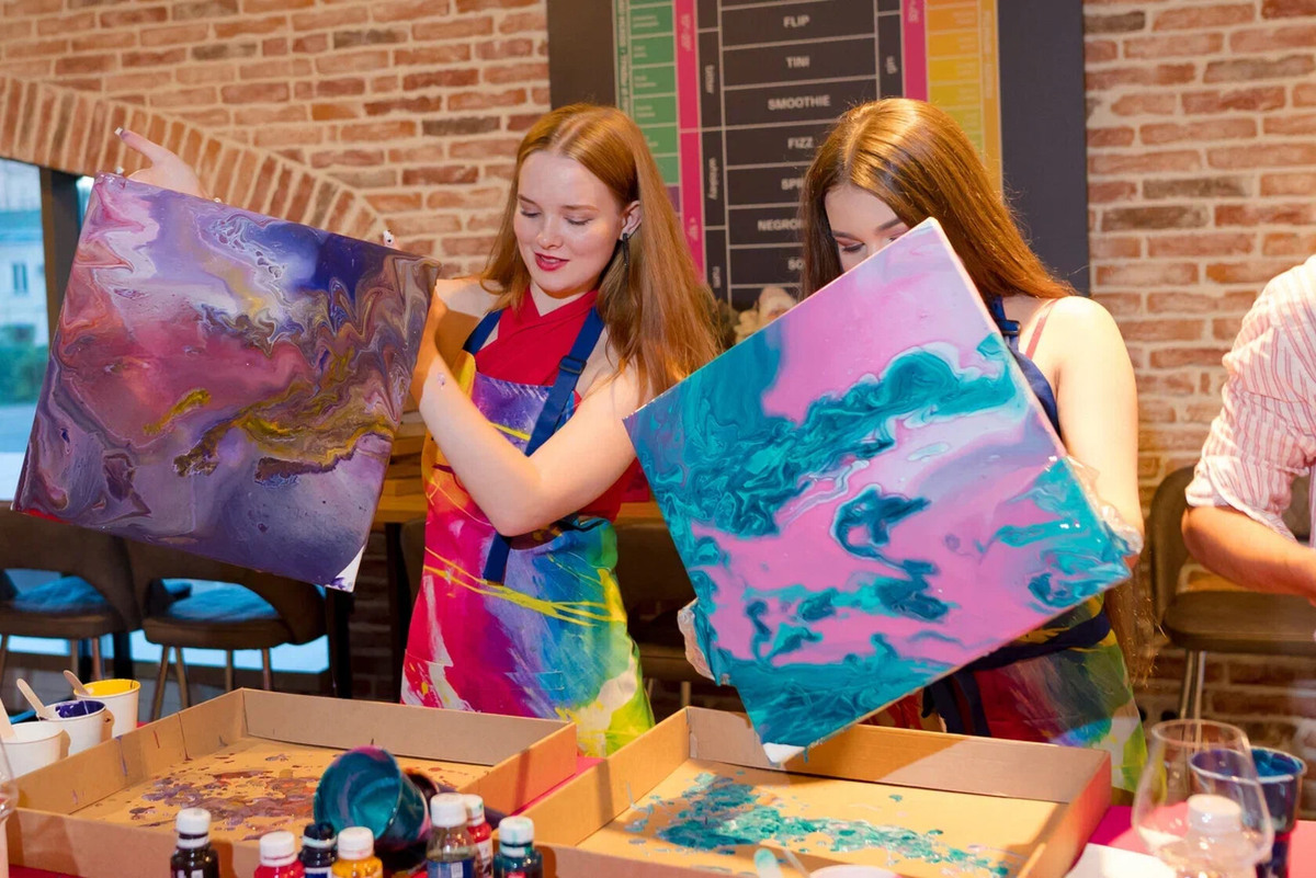 Рисуем картину и пьем вино — куда можно сходить в Москве на ДР взрослому