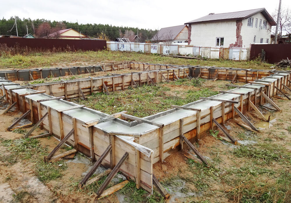 В опалубку налит бетон