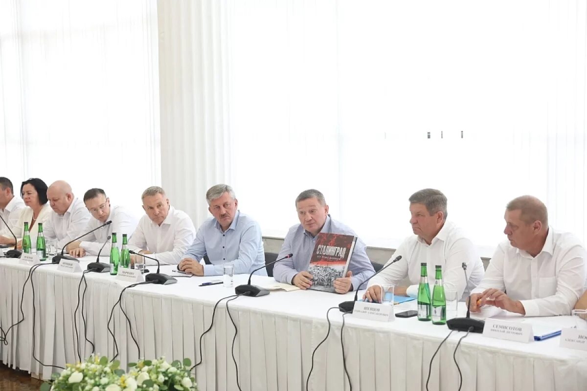    Вручил по книжке и потребовал дисциплины от глав губернатор Андрей Бочаров