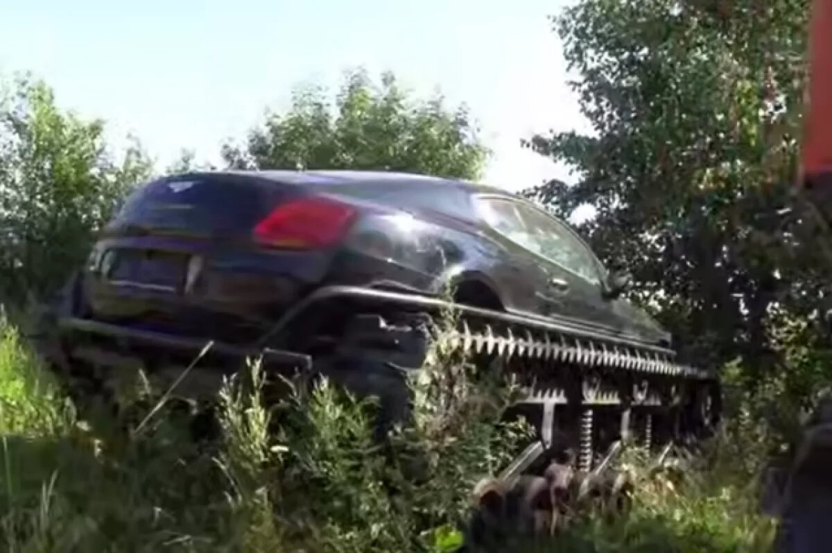    Полиция обнаружила в Санкт-Петербурге Bentley на гусеницах во время рейда