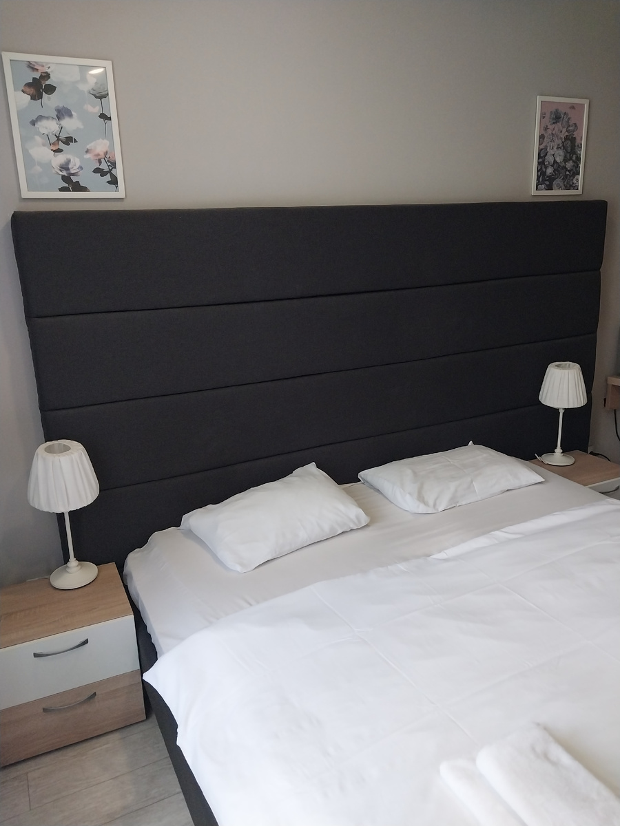 Дома у меня нет возможности поспать в позе морской звезды, - отрываюсь в гостиницах