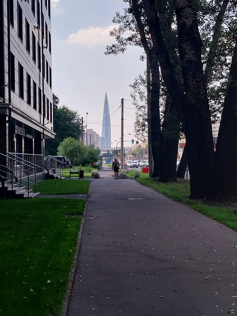 Вид Лахту-центр, а за спиной у меня дорога к метро Чёрная речка...