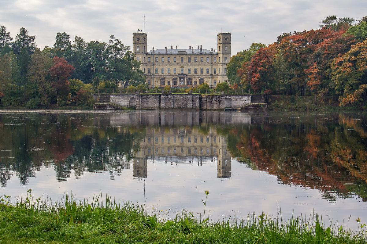 Фасад Большого Гатчинского дворца и Серебряное озеро в Гатчине.