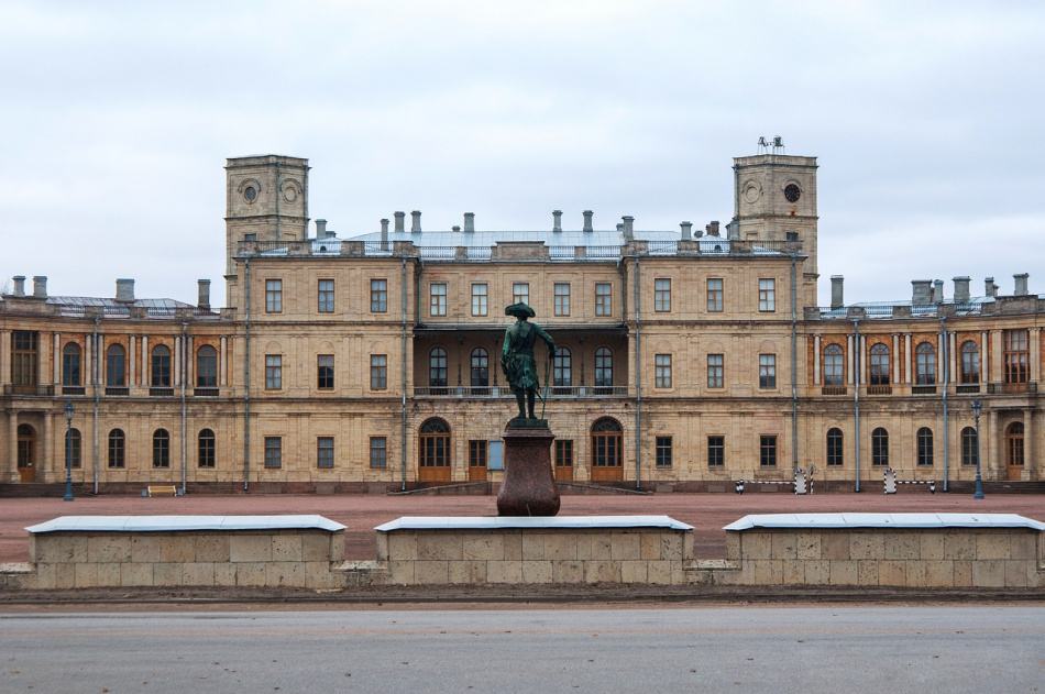 Фасад Большого Гатчинского дворца и Серебряное озеро в Гатчине.
