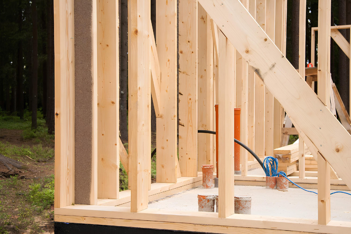 Каркас дома из доски 2-го сорта — видно, что дефекты не критичны