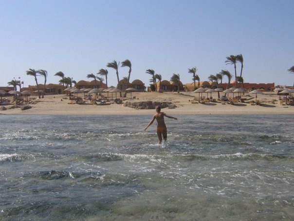 коралловый берег, сильный ноябрьский ветер и одноэтажные бунгало с круглой крышей, которые охлаждают помещение.