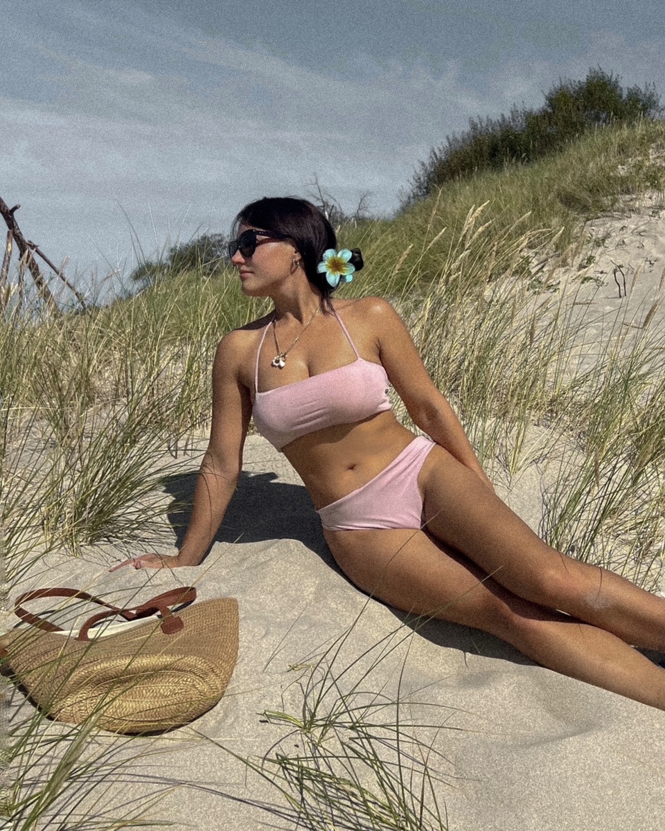 Утро на пляже — это как свидание с тишиной. Только ты, море и две бабушки, которых не пугает бодрящая водичка.