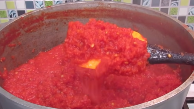 Длительная варка разрушает структуру томатов и делает соус жидким