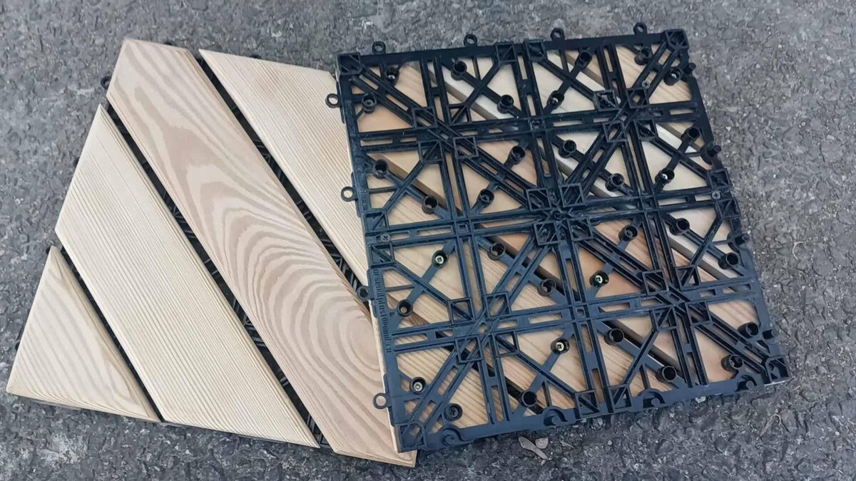 Плитка модульная из лиственницы может иметь различный рисунок для компановки плитки между собой. Как правило каждая плитка пропитывается маслом, по этому свет у изделия может быть любой. Фото взято с сайта https://elitdrev.ru/