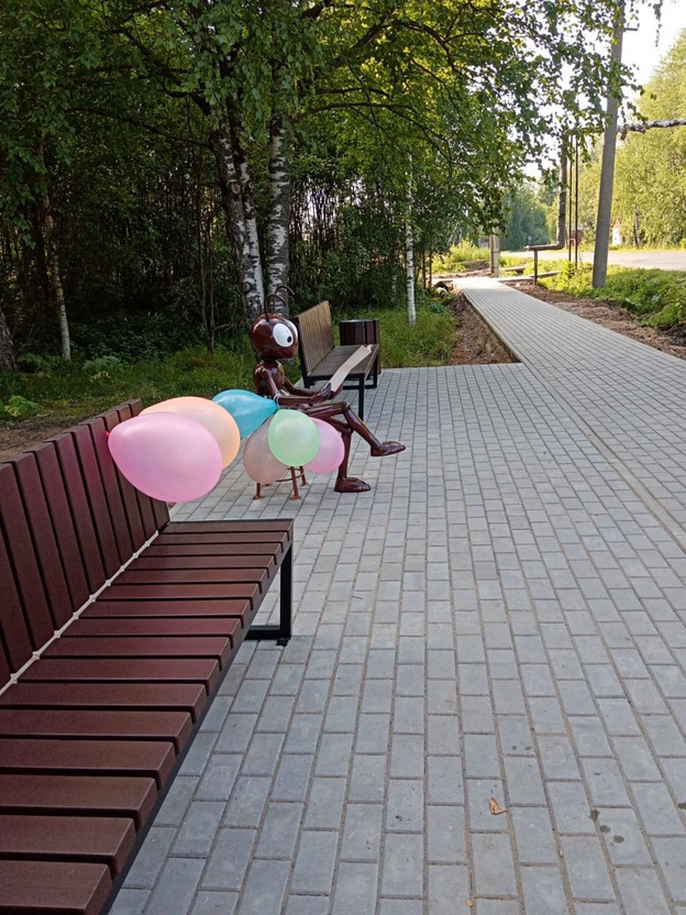    В Мурашах «присел» муравей с газетой