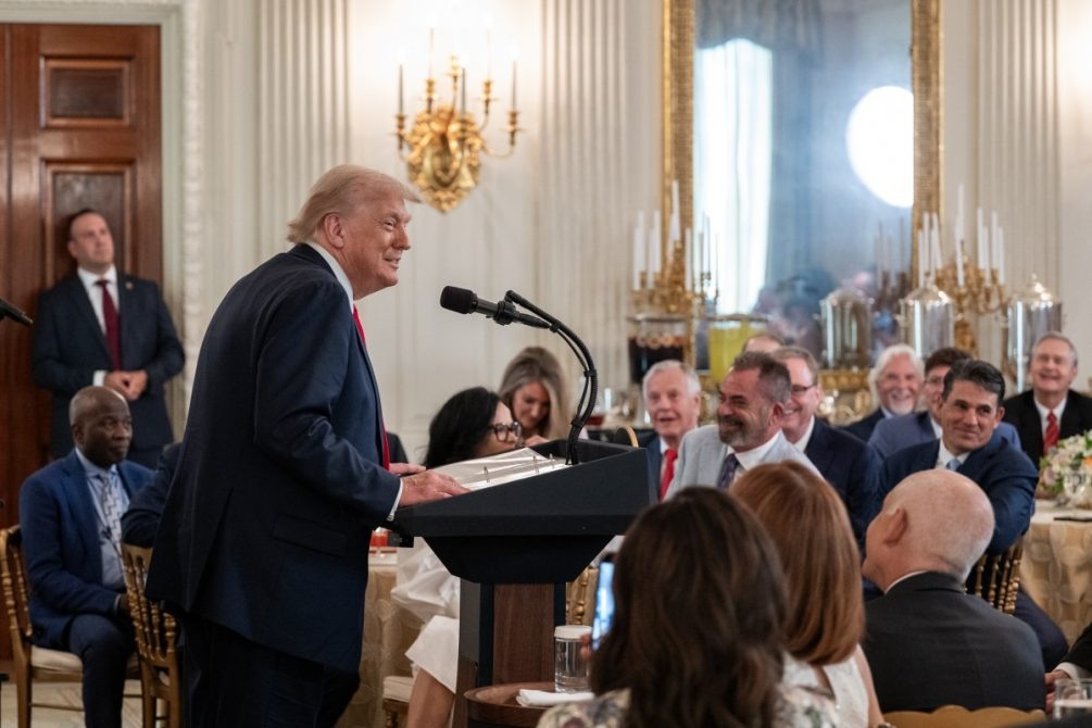    Когда Трампа хвалят - он доволен. Но любая критика вызывает у него бешенство. (Фото с сайта Белого Дома).