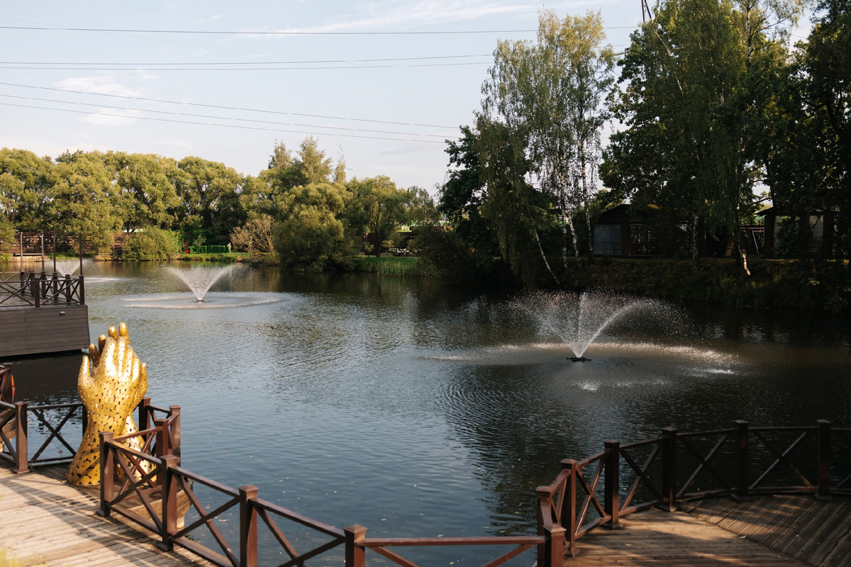 Озеро с набережной и пирсом в Теплица парк