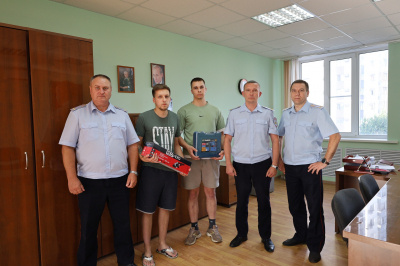 Молодым людям вручили ценные подарки