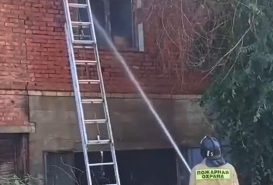 В Трусовском районе огнеборцы ГКУ «Волгоспас» ликвидируют пожар жилого дома и хозпостройки